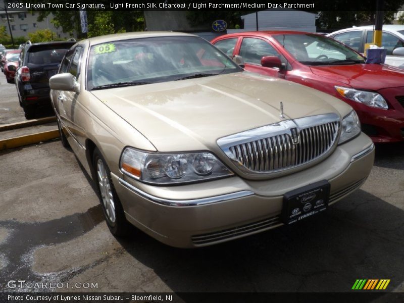 Light French Silk Clearcoat / Light Parchment/Medium Dark Parchment 2005 Lincoln Town Car Signature