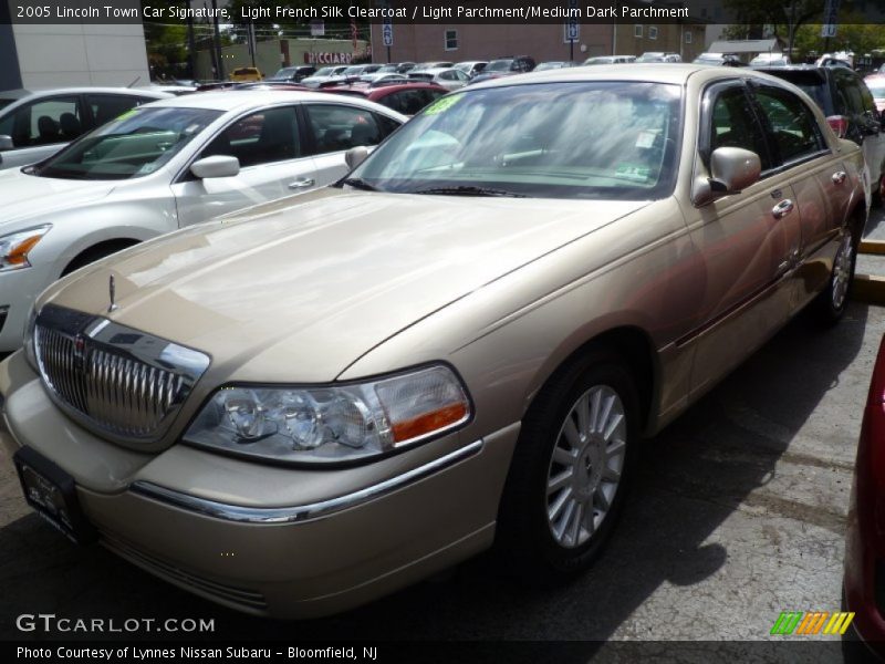 Light French Silk Clearcoat / Light Parchment/Medium Dark Parchment 2005 Lincoln Town Car Signature