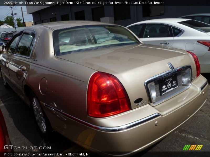 Light French Silk Clearcoat / Light Parchment/Medium Dark Parchment 2005 Lincoln Town Car Signature