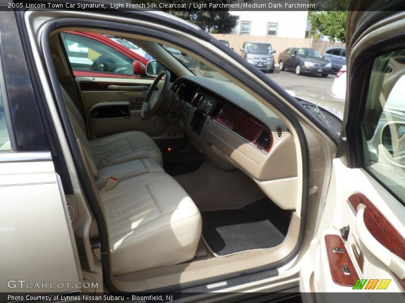 Light French Silk Clearcoat / Light Parchment/Medium Dark Parchment 2005 Lincoln Town Car Signature