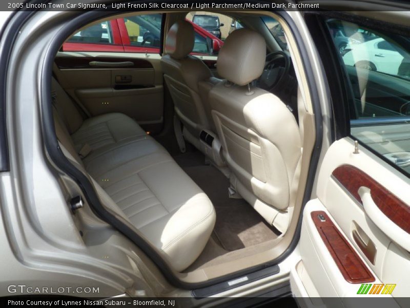 Light French Silk Clearcoat / Light Parchment/Medium Dark Parchment 2005 Lincoln Town Car Signature