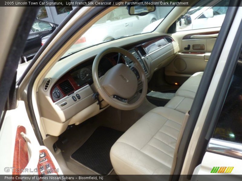 Light French Silk Clearcoat / Light Parchment/Medium Dark Parchment 2005 Lincoln Town Car Signature