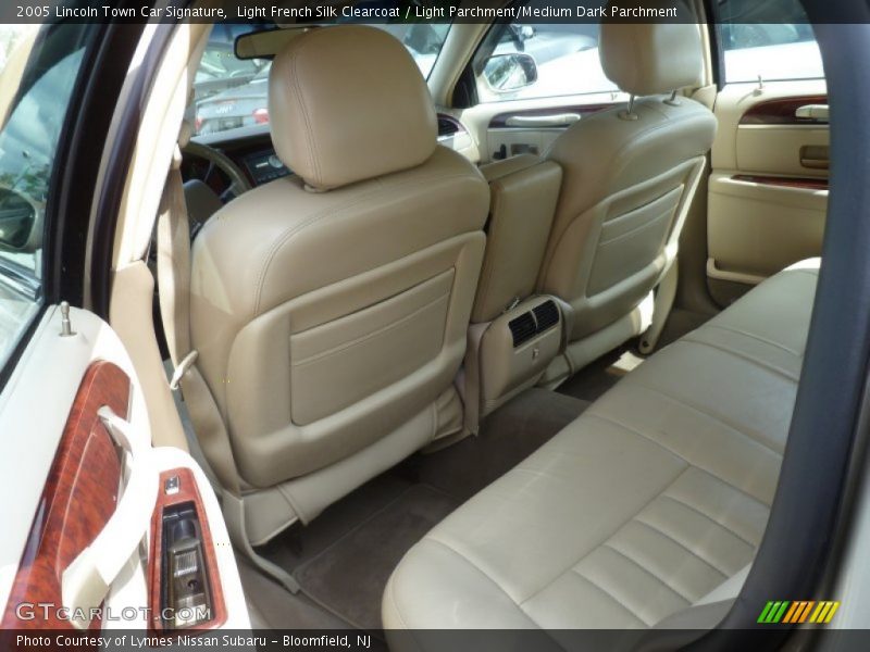 Light French Silk Clearcoat / Light Parchment/Medium Dark Parchment 2005 Lincoln Town Car Signature