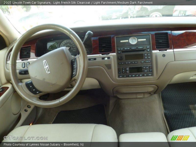 Light French Silk Clearcoat / Light Parchment/Medium Dark Parchment 2005 Lincoln Town Car Signature