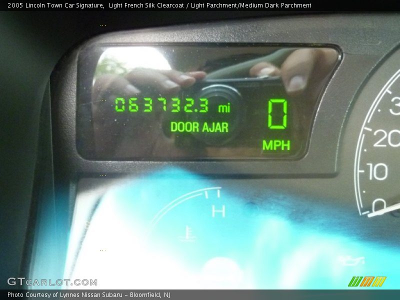 Light French Silk Clearcoat / Light Parchment/Medium Dark Parchment 2005 Lincoln Town Car Signature