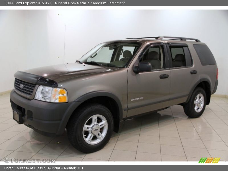 Front 3/4 View of 2004 Explorer XLS 4x4