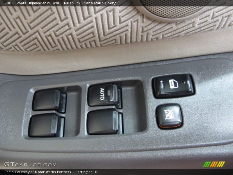Millenium Silver Metallic / Ivory 2003 Toyota Highlander V6 4WD