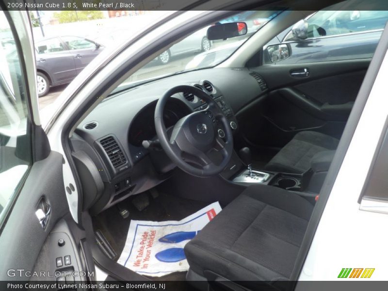 White Pearl / Black 2009 Nissan Cube 1.8 S