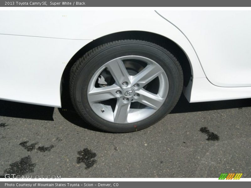 Super White / Black 2013 Toyota Camry SE