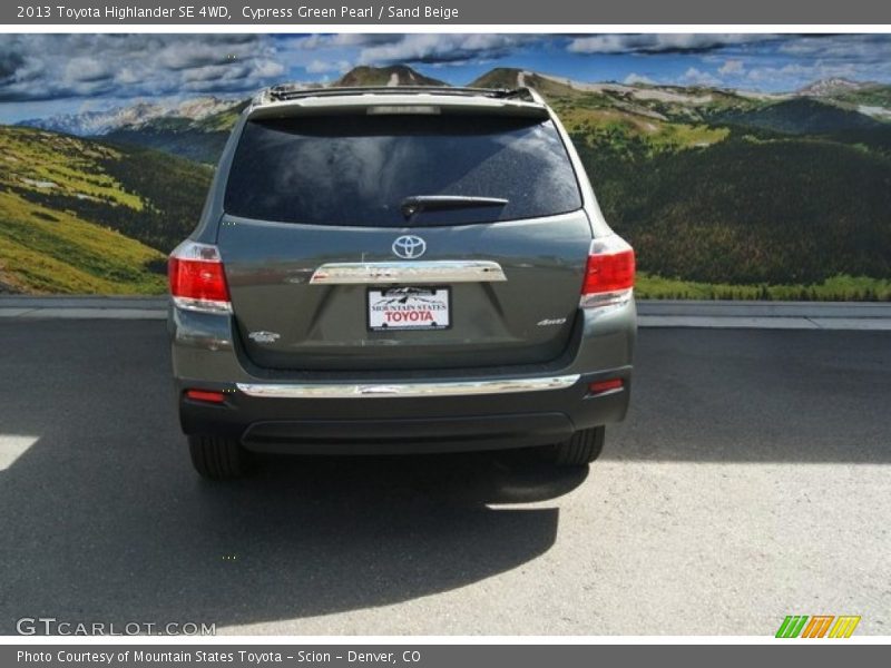 Cypress Green Pearl / Sand Beige 2013 Toyota Highlander SE 4WD