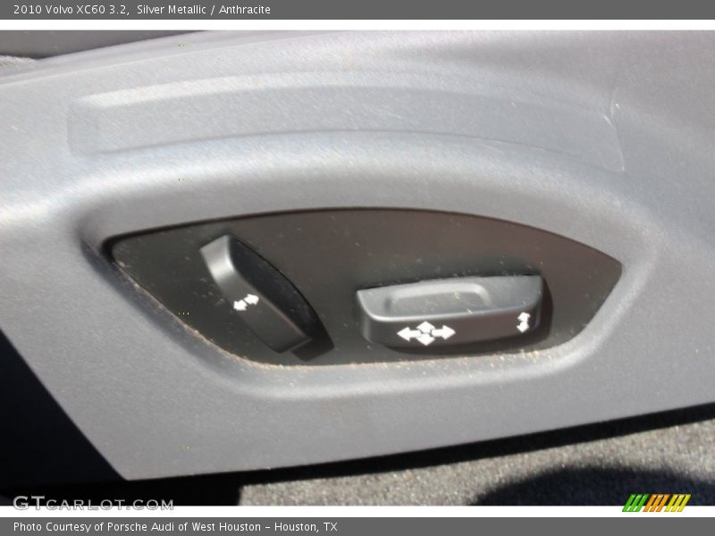 Silver Metallic / Anthracite 2010 Volvo XC60 3.2