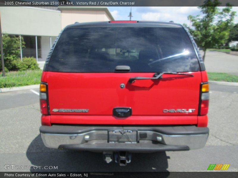 Victory Red / Gray/Dark Charcoal 2005 Chevrolet Suburban 1500 LT 4x4