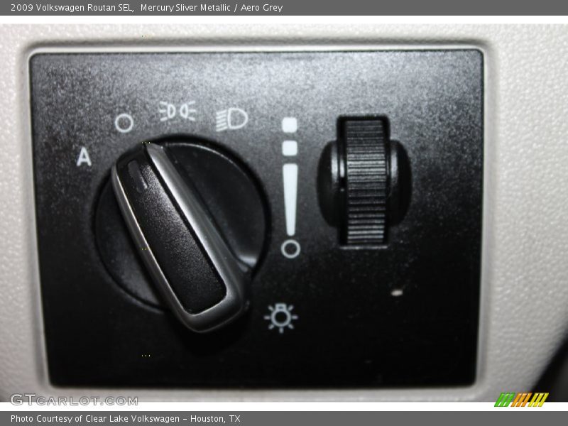 Mercury Sliver Metallic / Aero Grey 2009 Volkswagen Routan SEL