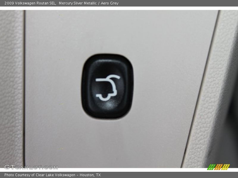 Mercury Sliver Metallic / Aero Grey 2009 Volkswagen Routan SEL