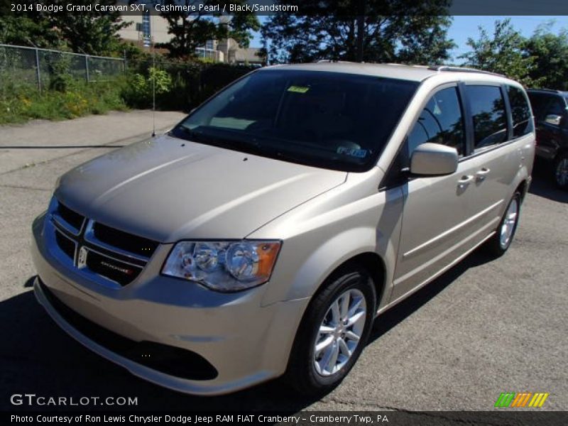 Front 3/4 View of 2014 Grand Caravan SXT
