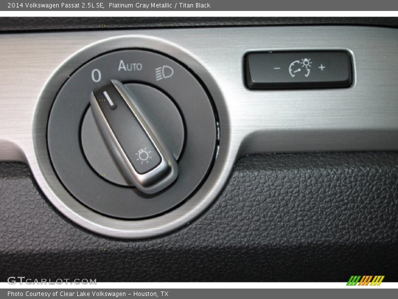 Platinum Gray Metallic / Titan Black 2014 Volkswagen Passat 2.5L SE