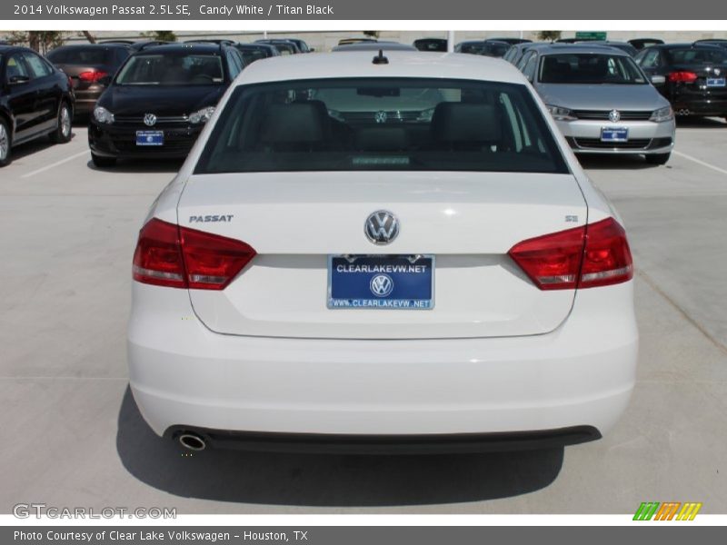 Candy White / Titan Black 2014 Volkswagen Passat 2.5L SE