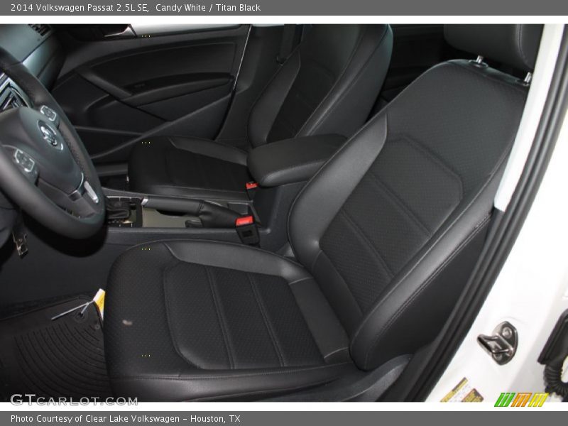 Candy White / Titan Black 2014 Volkswagen Passat 2.5L SE