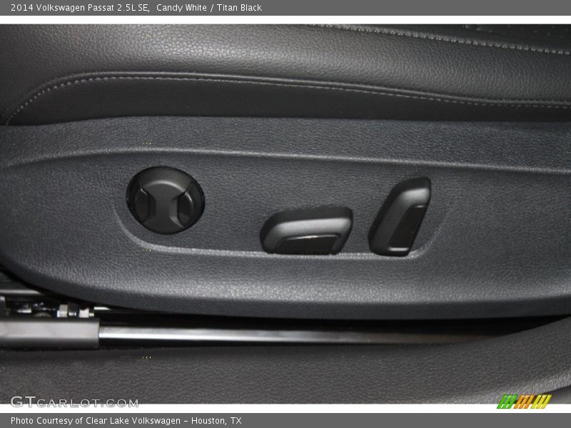 Candy White / Titan Black 2014 Volkswagen Passat 2.5L SE