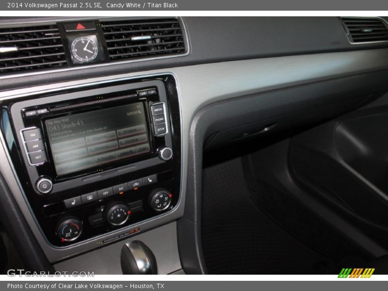Candy White / Titan Black 2014 Volkswagen Passat 2.5L SE
