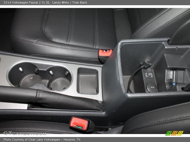 Candy White / Titan Black 2014 Volkswagen Passat 2.5L SE