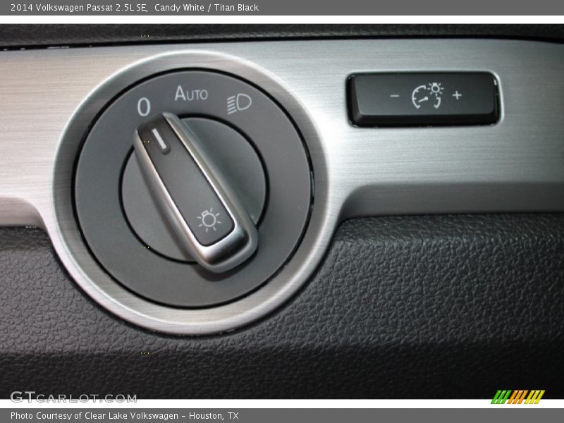 Candy White / Titan Black 2014 Volkswagen Passat 2.5L SE