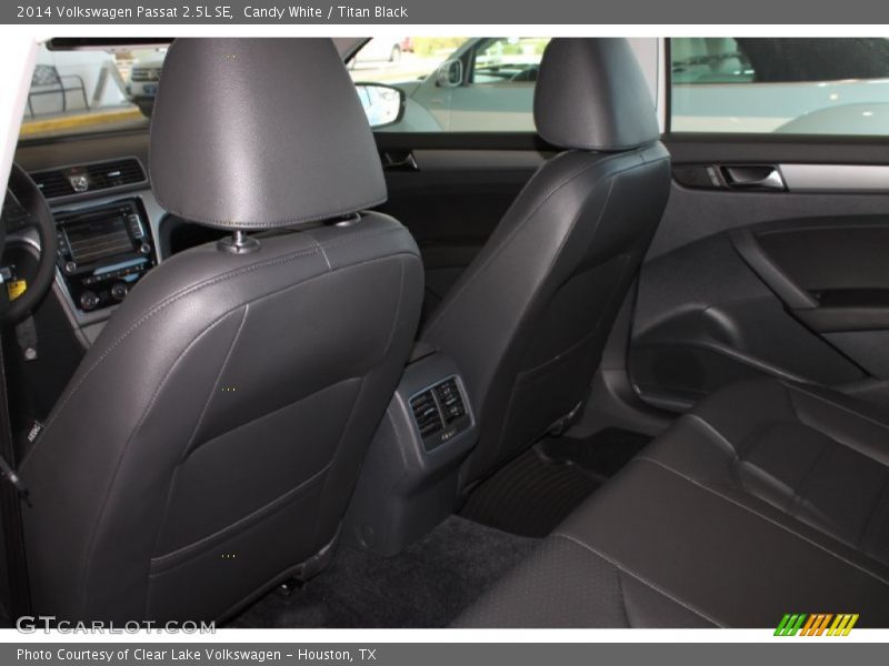 Candy White / Titan Black 2014 Volkswagen Passat 2.5L SE