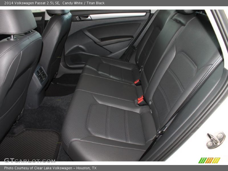 Candy White / Titan Black 2014 Volkswagen Passat 2.5L SE