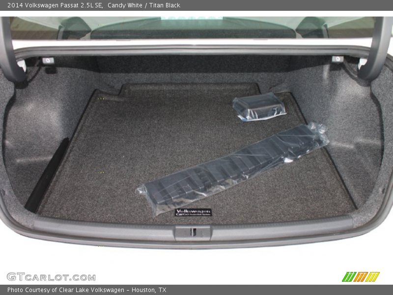 Candy White / Titan Black 2014 Volkswagen Passat 2.5L SE