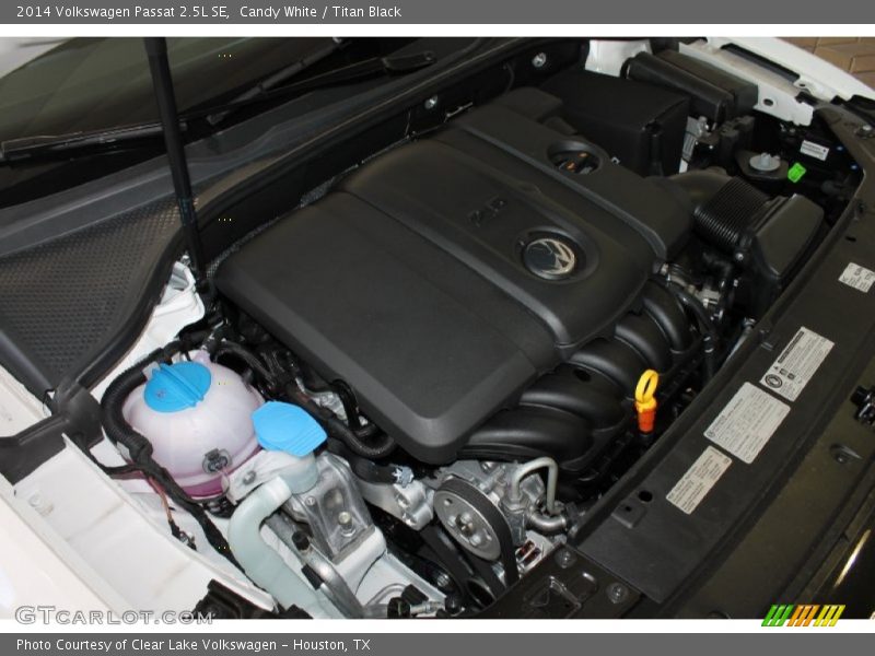 Candy White / Titan Black 2014 Volkswagen Passat 2.5L SE