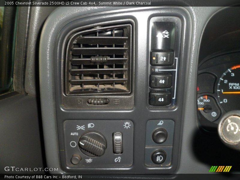 Summit White / Dark Charcoal 2005 Chevrolet Silverado 2500HD LS Crew Cab 4x4