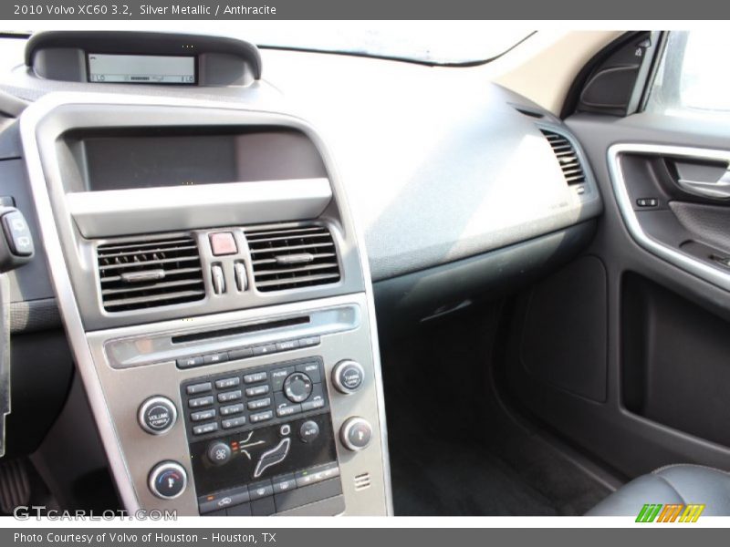 Silver Metallic / Anthracite 2010 Volvo XC60 3.2