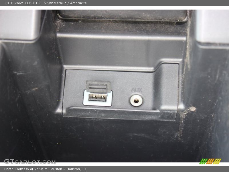 Silver Metallic / Anthracite 2010 Volvo XC60 3.2
