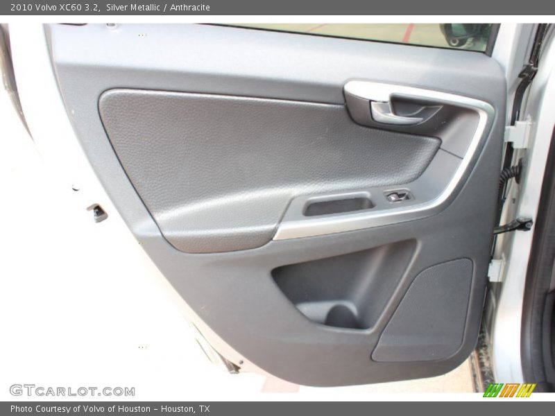 Silver Metallic / Anthracite 2010 Volvo XC60 3.2