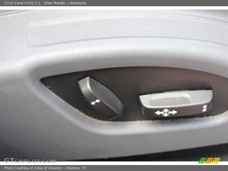 Silver Metallic / Anthracite 2010 Volvo XC60 3.2