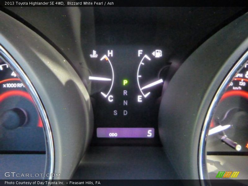Blizzard White Pearl / Ash 2013 Toyota Highlander SE 4WD