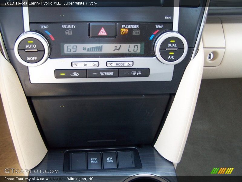 Super White / Ivory 2013 Toyota Camry Hybrid XLE