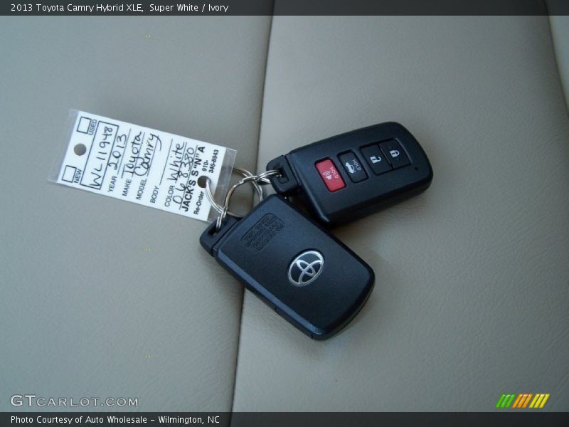 Super White / Ivory 2013 Toyota Camry Hybrid XLE