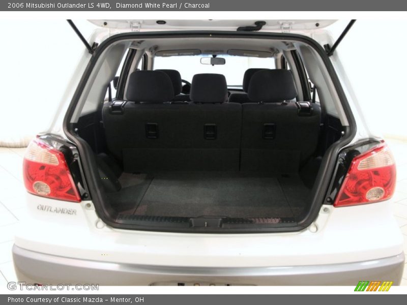 Diamond White Pearl / Charcoal 2006 Mitsubishi Outlander LS 4WD