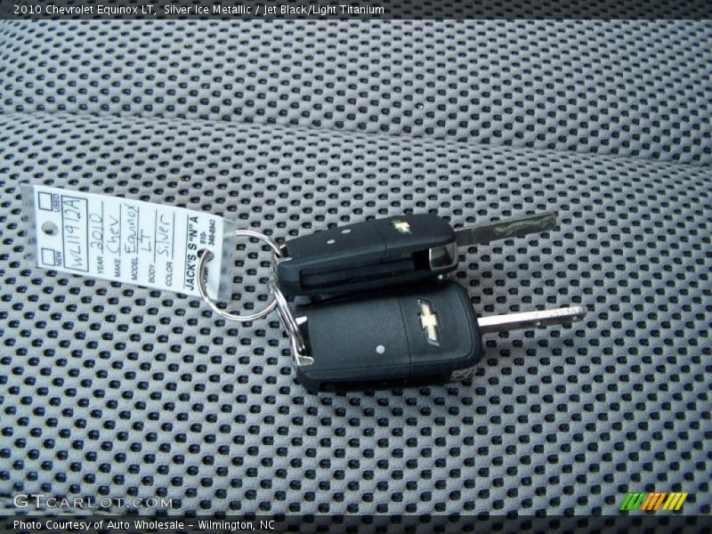 Silver Ice Metallic / Jet Black/Light Titanium 2010 Chevrolet Equinox LT