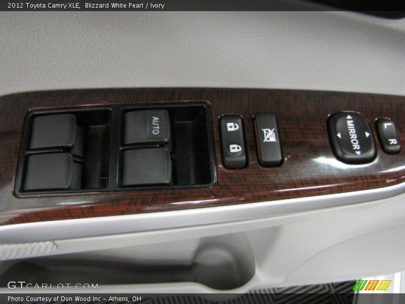 Blizzard White Pearl / Ivory 2012 Toyota Camry XLE