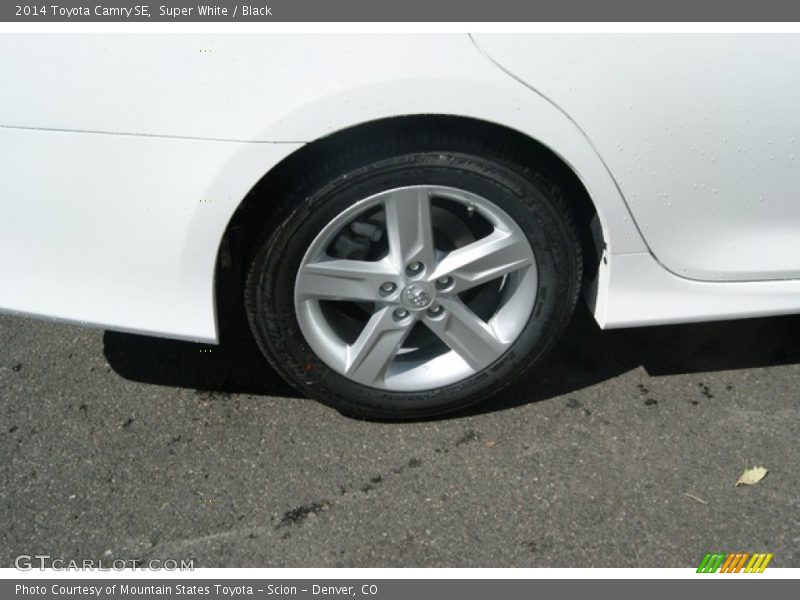 Super White / Black 2014 Toyota Camry SE