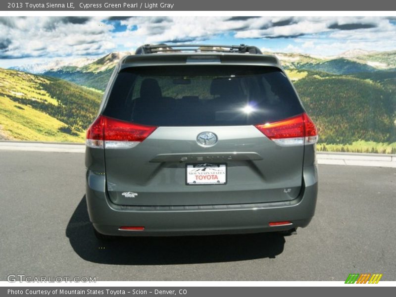 Cypress Green Pearl / Light Gray 2013 Toyota Sienna LE