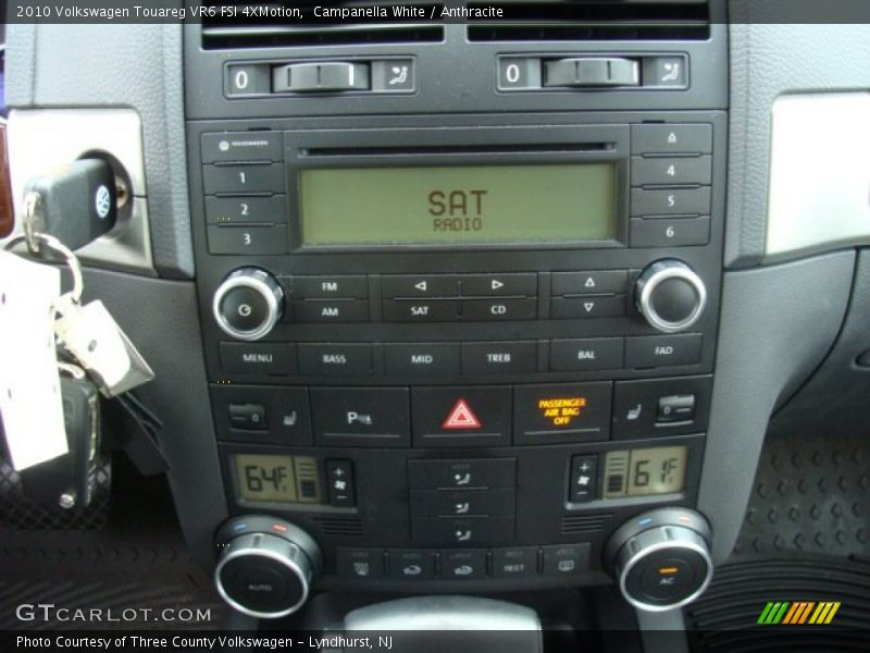 Campanella White / Anthracite 2010 Volkswagen Touareg VR6 FSI 4XMotion