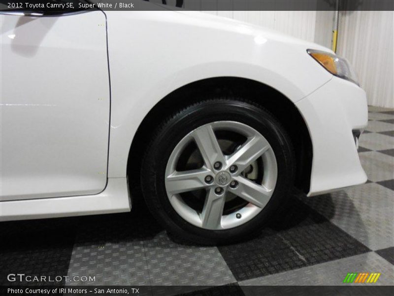 Super White / Black 2012 Toyota Camry SE