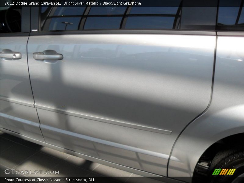 Bright Silver Metallic / Black/Light Graystone 2012 Dodge Grand Caravan SE