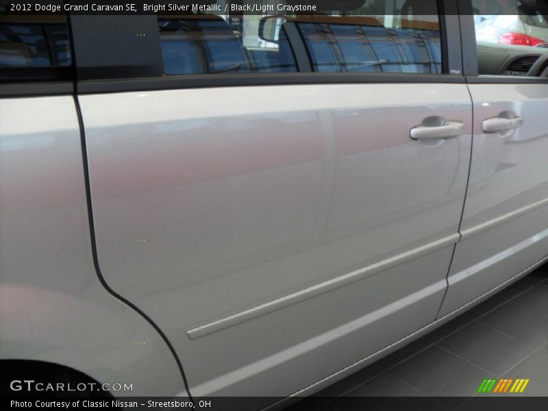 Bright Silver Metallic / Black/Light Graystone 2012 Dodge Grand Caravan SE
