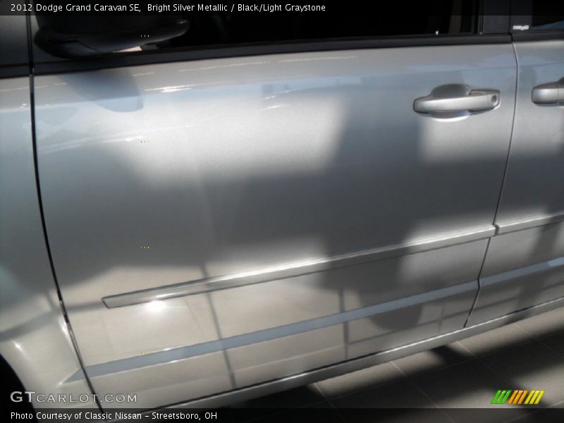 Bright Silver Metallic / Black/Light Graystone 2012 Dodge Grand Caravan SE