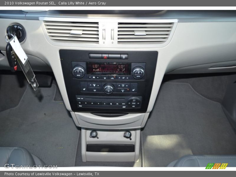 Calla Lilly White / Aero Gray 2010 Volkswagen Routan SEL