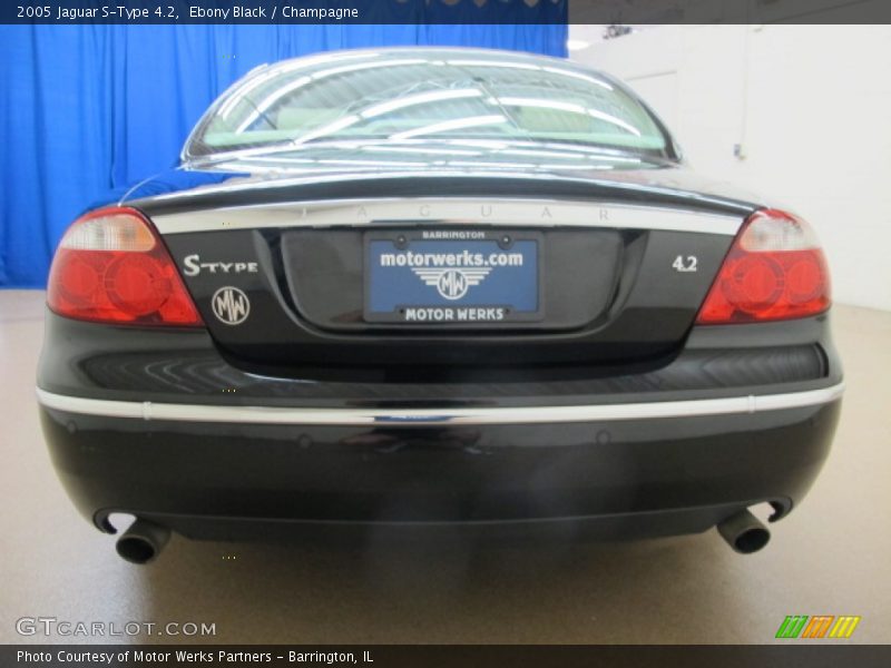 Ebony Black / Champagne 2005 Jaguar S-Type 4.2